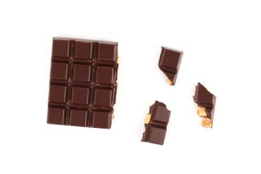 fındık ile koyu çikolata bar. Beyaz arka plan üzerinde izole fındıklı çikolata parçaları.