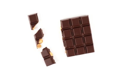 fındık ile koyu çikolata bar. Beyaz arka plan üzerinde izole fındıklı çikolata parçaları.