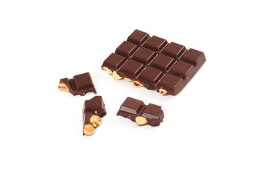 fındık ile koyu çikolata bar. Beyaz arka plan üzerinde izole fındıklı çikolata parçaları.