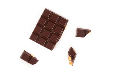 fındık ile koyu çikolata bar. Beyaz arka plan üzerinde izole fındıklı çikolata parçaları.