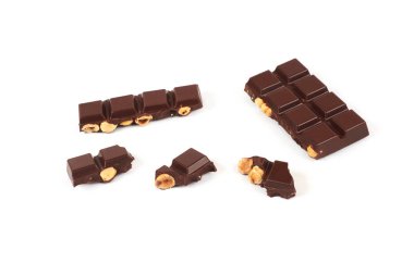 fındık ile koyu çikolata bar. Beyaz arka plan üzerinde izole fındıklı çikolata parçaları.