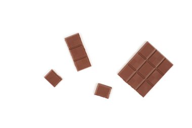 Beyaz arka plan üzerinde izole sütlü çikolata bar parçaları.