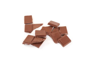 Beyaz arka plan üzerinde izole sütlü çikolata bar parçaları.