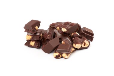 Beyaz arka plan üzerinde izole fındıklı çikolata parçaları