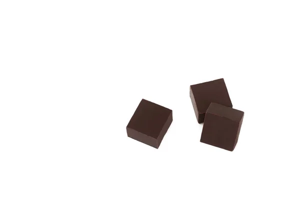 흰색 배경에 고립 된 다크 초콜릿 사탕. — 스톡 사진