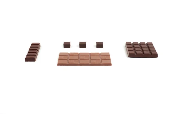 Conjunto com diferentes tipos de chocolate no fundo branco . — Fotografia de Stock