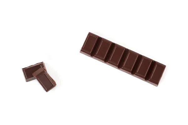 Piezas de primer plano de barra de chocolate con relleno aislado sobre fondo blanco . — Foto de Stock