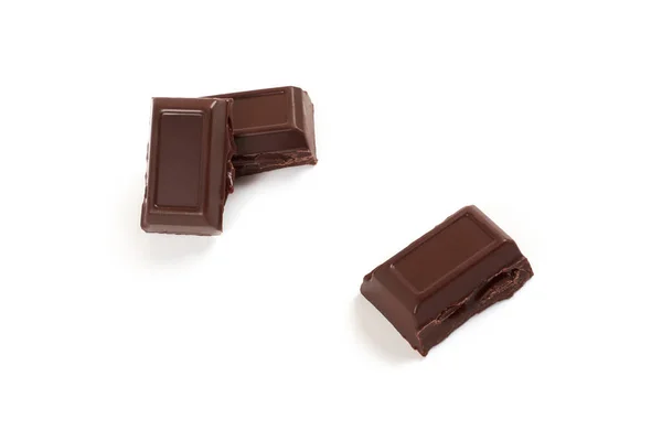 Szczegół kawałki czekolady z nadzieniem na białym tle. — Zdjęcie stockowe