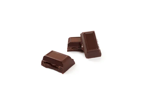 Close-up pedaços de barra de chocolate com enchimento isolado no fundo branco . — Fotografia de Stock
