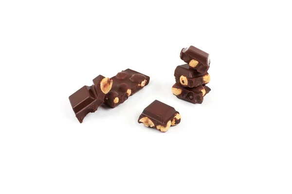 Pezzi di cioccolato con noci isolate su sfondo bianco — Foto Stock