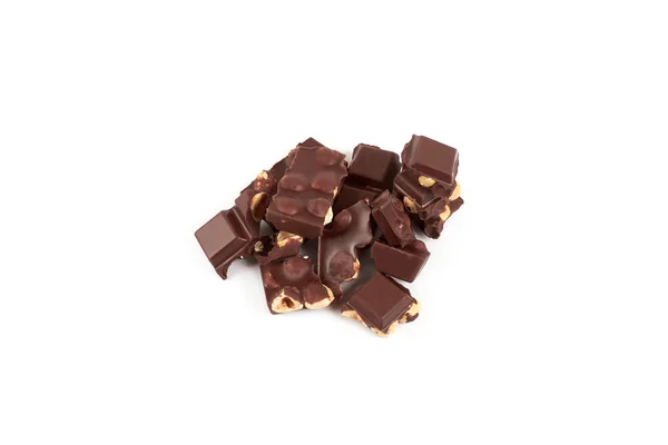 Pedaços de chocolate com nozes isoladas no fundo branco — Fotografia de Stock