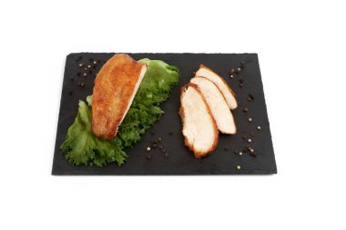 Beyaz arka plan üzerinde izole kayrak plaka üzerinde ızgara tavuk fileto