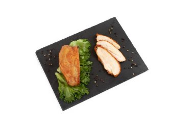 Beyaz arka plan üzerinde izole kayrak plaka üzerinde ızgara tavuk fileto