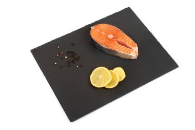 Tahta tabakta taze somon bifteği, beyaz arka planda izole edilmiş..