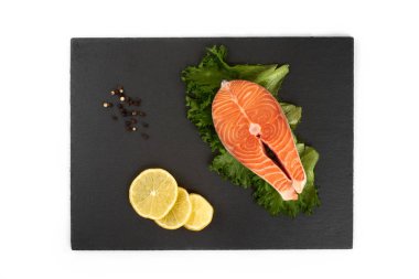 Tahta tabakta taze somon bifteği, beyaz arka planda izole edilmiş..