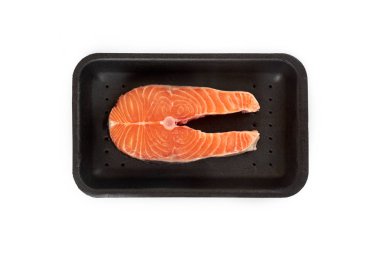 Beyaz arka plan üzerinde izole paket içinde çiğ somon steak.