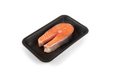 Beyaz arka plan üzerinde izole paket içinde çiğ somon steak.