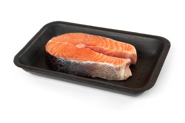 Beyaz arka plan üzerinde izole paket içinde somon steak.