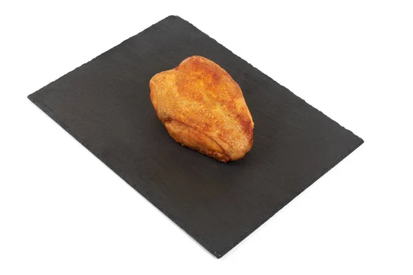 Pechuga de pollo asada en un plato de pizarra negra . — Foto de Stock