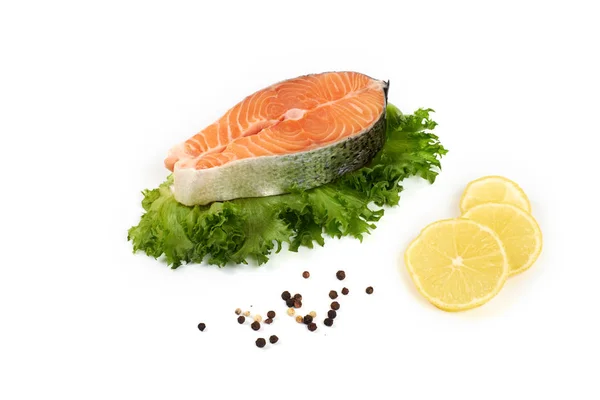 Свіжий стейк червоного рибного лосося з лимоном і перцем, ізольований на білому тлі . — стокове фото