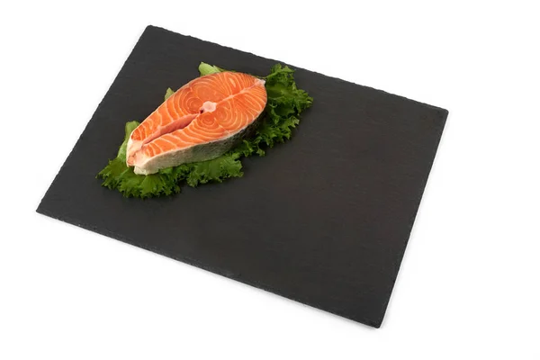 Свіжий стейк лосося на тарілці шиферу, ізольований на білому фоні . — стокове фото