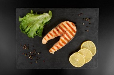 Limon ve kayrak bir tabak salata somon ızgara biftek.