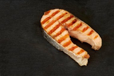 Tabakta ızgara somon bifteği..