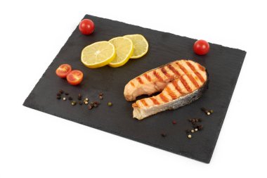 Limon ve kayrak salataya kızarmış som balığı biftek. Beyaz arka plan üzerinde izole