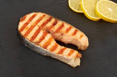 Bir biber, limon ve kayrak tabakta domates ızgara somon steak.