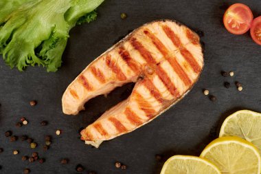 Limon ve kayrak bir tabak salata somon ızgara biftek.