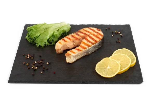 Limon ve kayrak salataya kızarmış som balığı biftek. Beyaz arka plan üzerinde izole — Stok fotoğraf