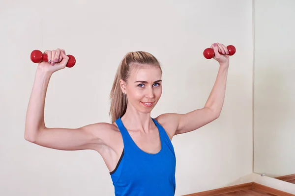 Atleta donna che fa esercizio con manubri. Concetto di salute e cura del corpo . — Foto Stock