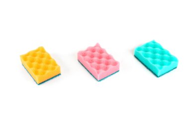 Beyaz arka planda izole mutfak süngerleri seti.