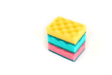 Beyaz arka planda izole mutfak süngerleri seti.