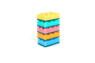 Beyaz arka planda izole mutfak süngerleri seti.