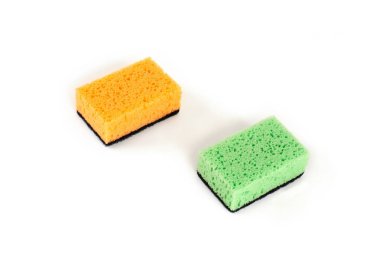 Beyaz arka planda izole mutfak süngerleri seti.