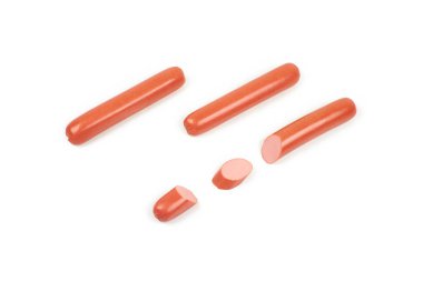 Dilimler, beyaz arka plan üzerinde izole ve taze sosis haşlama