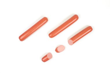 Dilimler, beyaz arka plan üzerinde izole ve taze sosis haşlama