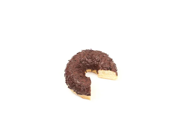 Pokousaný čokoládová kobliha se sype izolovaných na bílém pozadí. Pohled shora — Stock fotografie