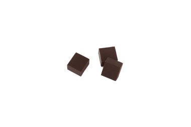 Beyaz arka plan üzerinde izole koyu çikolata şeker.