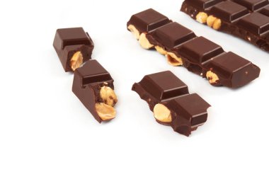 fındık ile koyu çikolata bar. Beyaz arka plan üzerinde izole fındıklı çikolata parçaları.