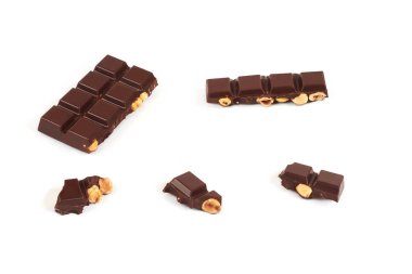 Beyaz arka plan üzerinde izole fındıklı çikolata parçaları