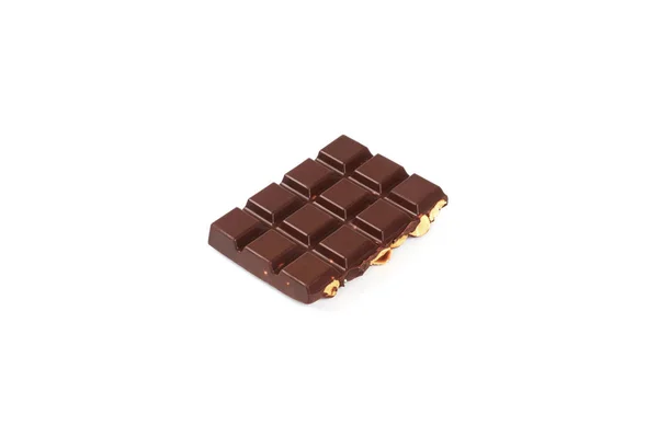 Pasek gorzkiej czekolady z orzechami laskowymi. Kawałki czekolady z orzechami, izolowana na białym tle. — Zdjęcie stockowe
