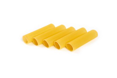 Beyaz arka plan üzerinde izole İtalyan Makarna Makarna tüpler.