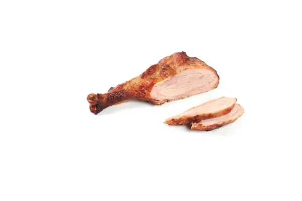 Coscia di tacchino arrosto e carne di tacchino affettata isolata su fondo bianco . — Foto Stock