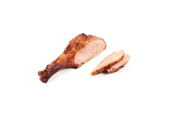 Friptură de curcan picior și carne de curcan feliată izolată pe fundal alb . — Fotografie, imagine de stoc