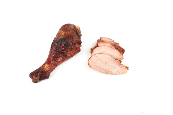 Perna de peru assada e carne de peru fatiada isolada no fundo branco . — Fotografia de Stock