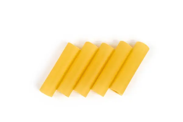 Cannelloni italiani tubi di pasta isolati su fondo bianco . — Foto Stock