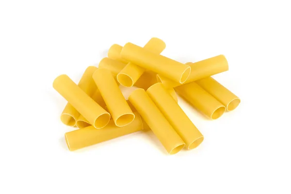 Tubes de pâtes italiennes cannelloni isolés sur fond blanc . — Photo