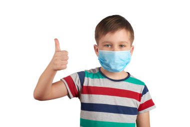 Tıbbi maske takan ve tıbbi maske takan genç bir çocuk. Corona virüsü konsepti. beyaz arkaplanda izole